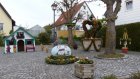 Österlich geschmückter Dorfplatz in Roßhaupten<br><small>Rolf Steichele</smalll>